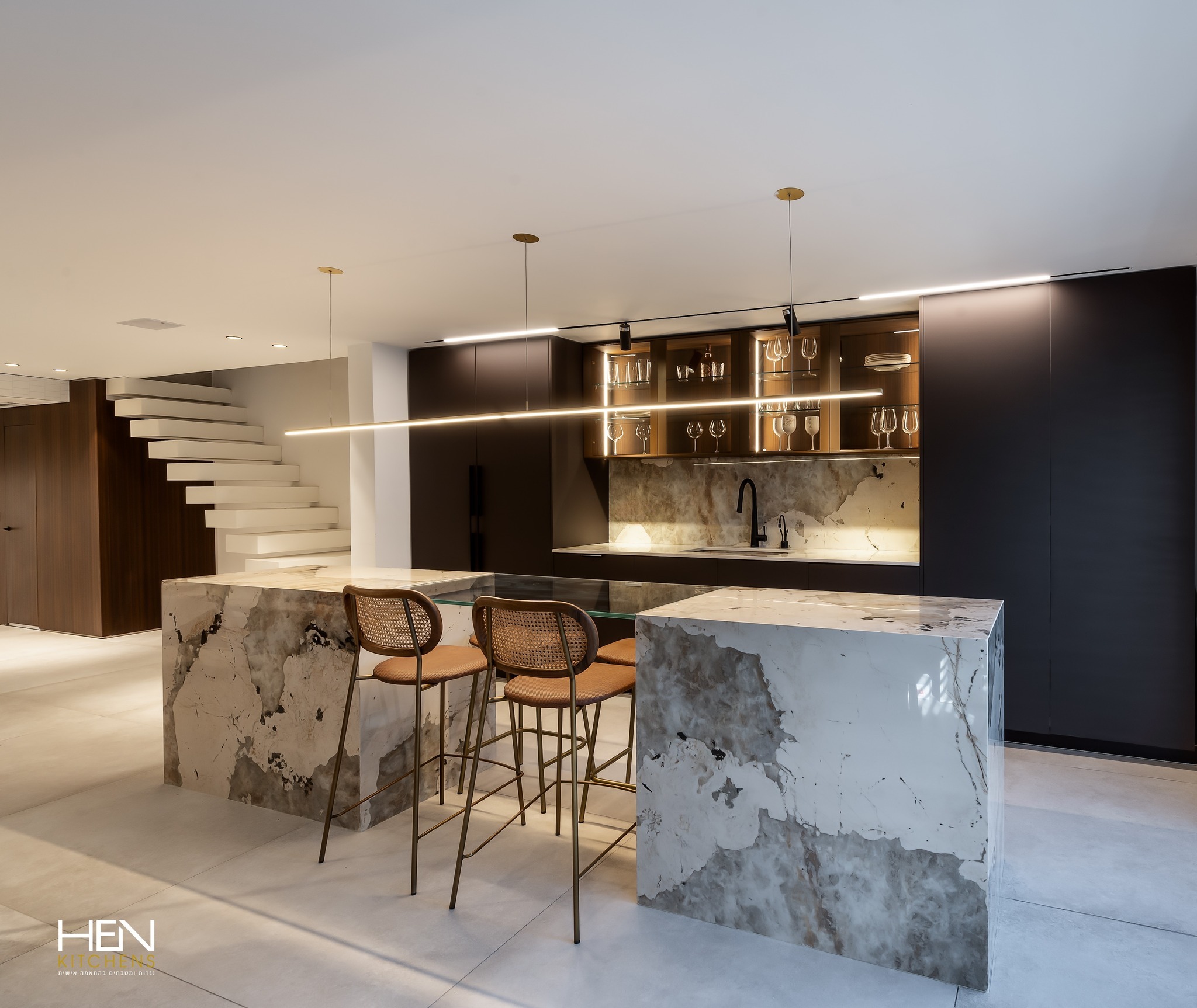 מטבח בר יוקרתי עם מדפי תצוגה מוארים ואי שיש - HEN KITCHENS