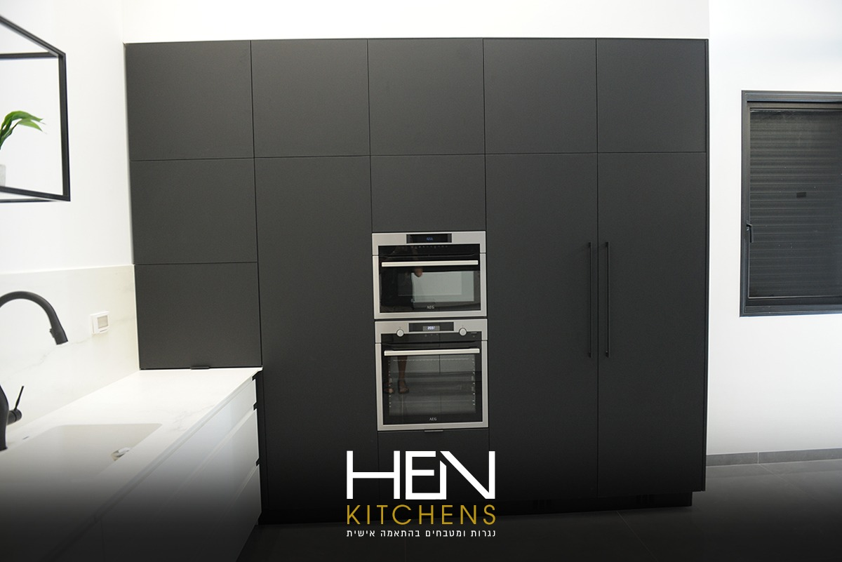 מטבח אפור כהה עם מכשירים מובנים - HEN KITCHENS