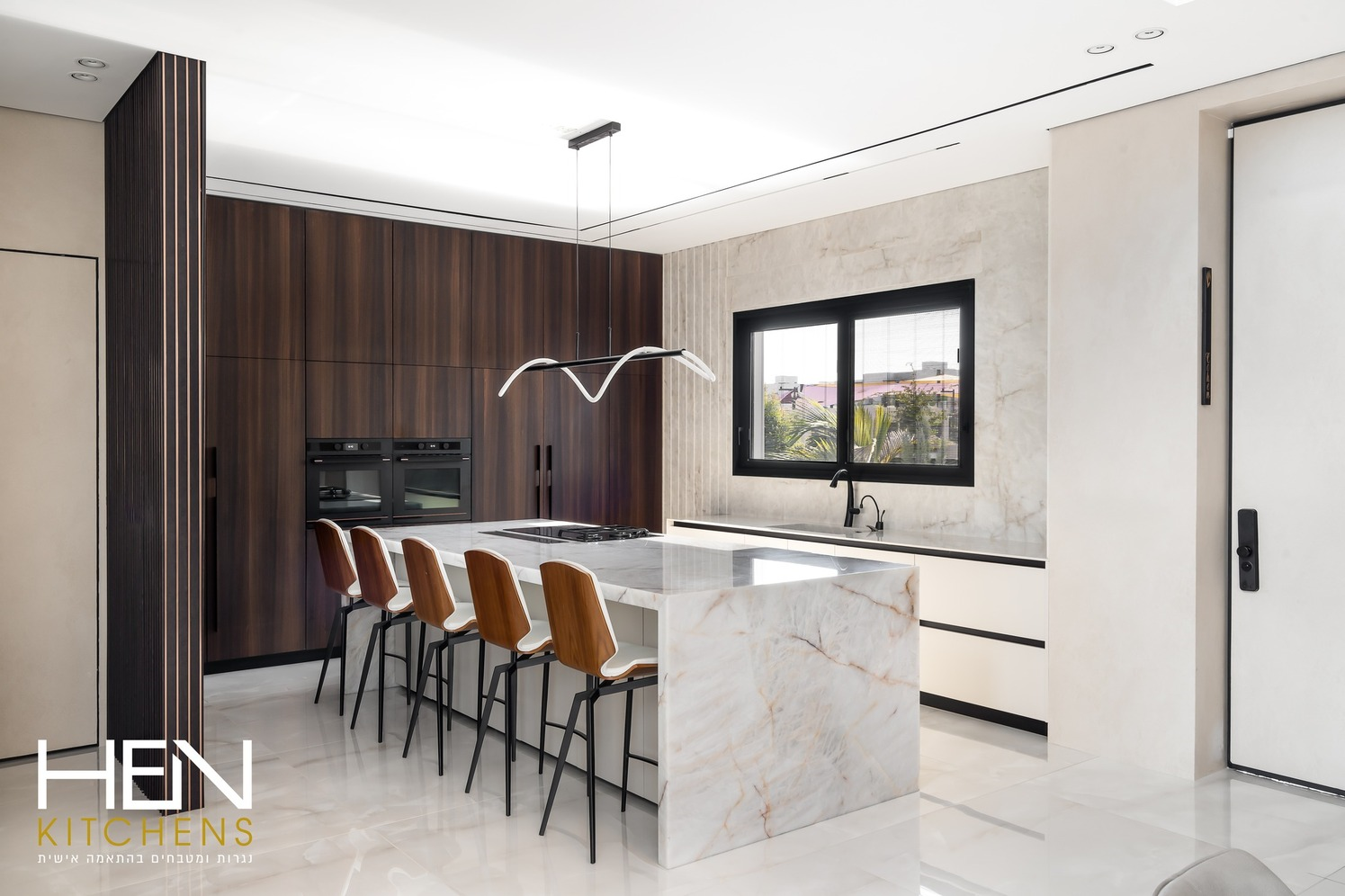 מטבח יוקרתי עם שיש לבן וארונות עץ - HEN KITCHENS