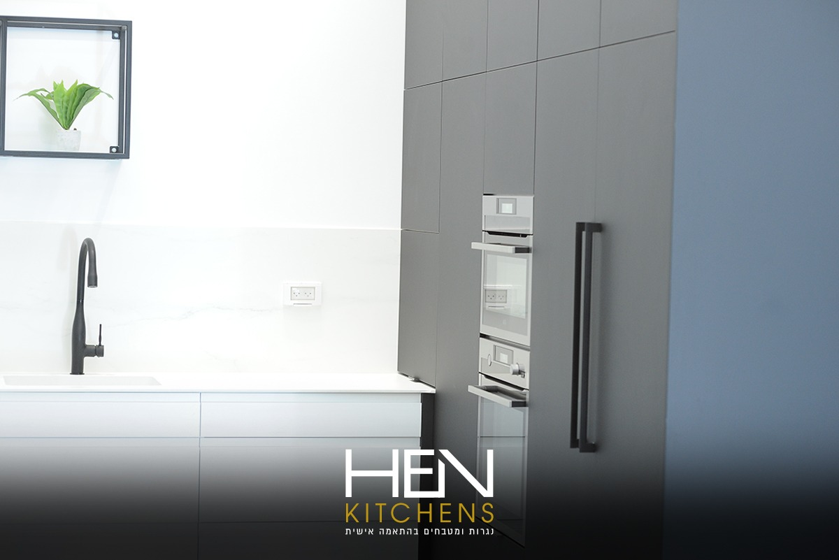 מטבח מינימליסטי אפור לבן עם מכשירים מובנים - HEN KITCHENS