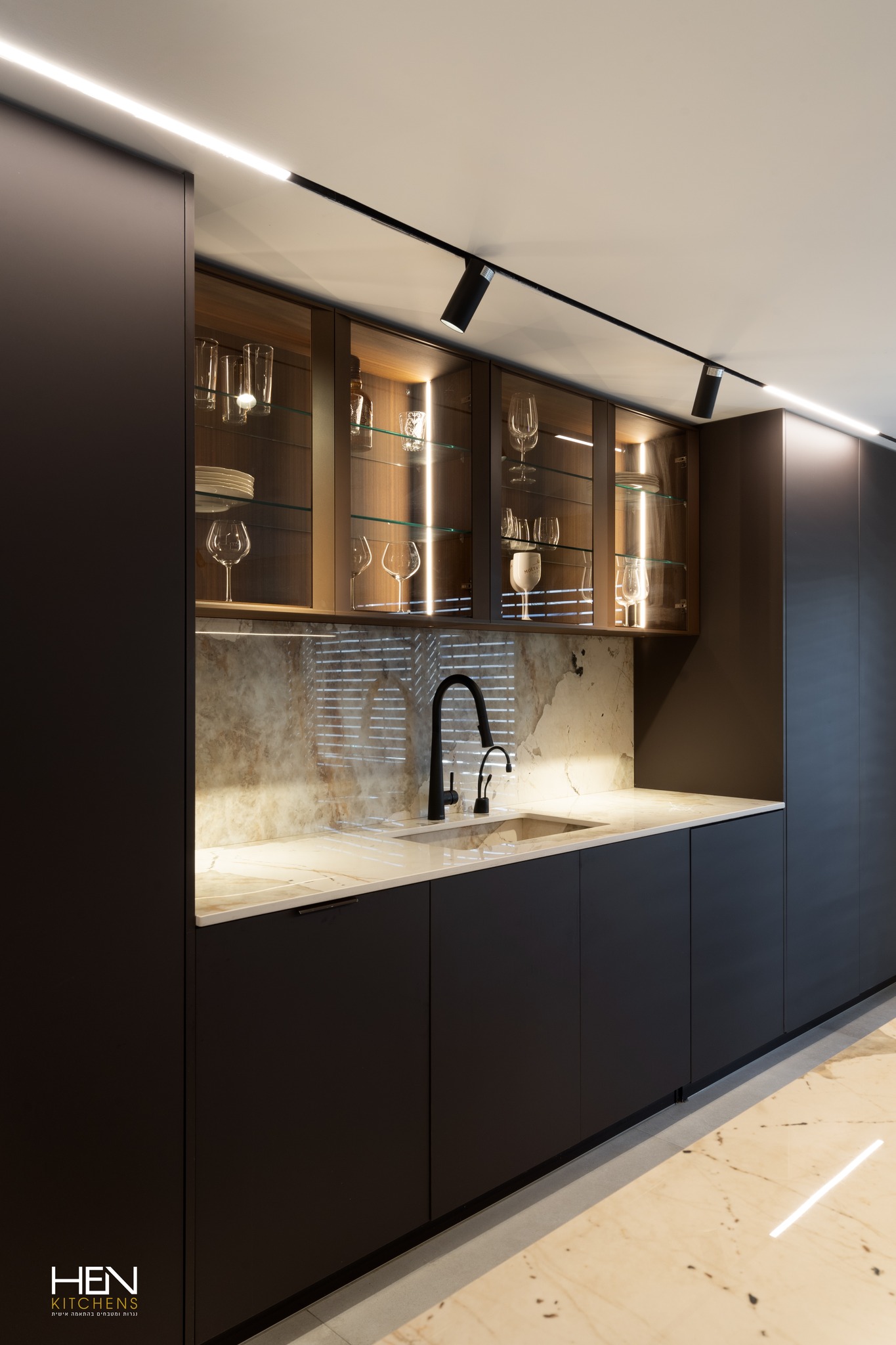 אזור בר יוקרתי עם ארונות כהים ותאורה מעוצבת - HEN KITCHENS