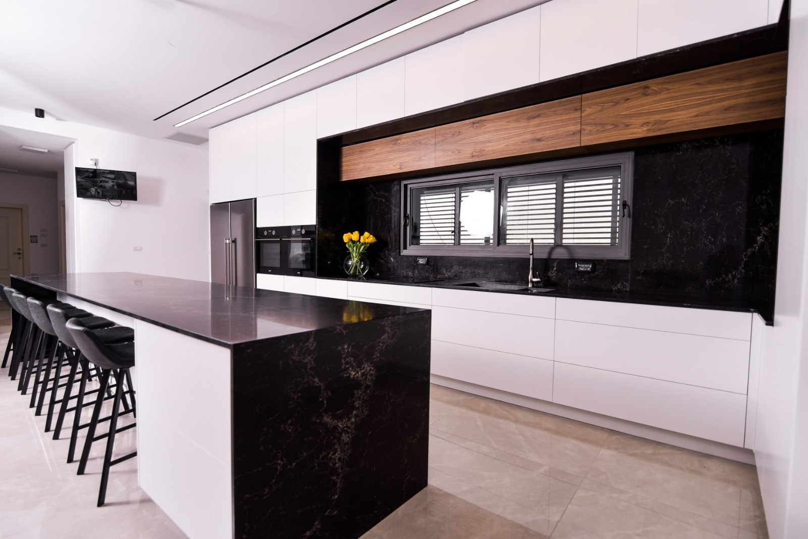 מטבח לבן עם משטחי שיש שחור ואי מרכזי - HEN KITCHENS