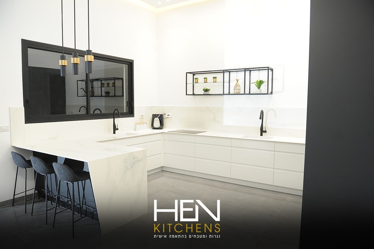 מטבח מינימליסטי לבן עם ארונות לבנים ואי שיש - HEN KITCHENS